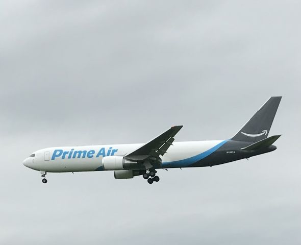 BOEING 767-300 (N1997A) - Runway 25 arrival! 5/20/21.