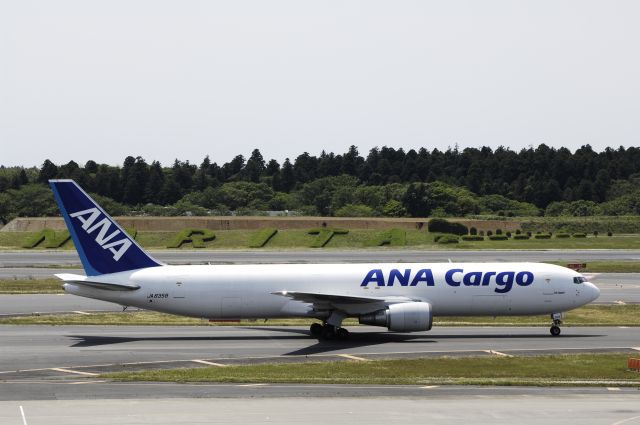 BOEING 767-300 (JA8358) - Taxing at Narita Intl Airport on 2016/05/22
