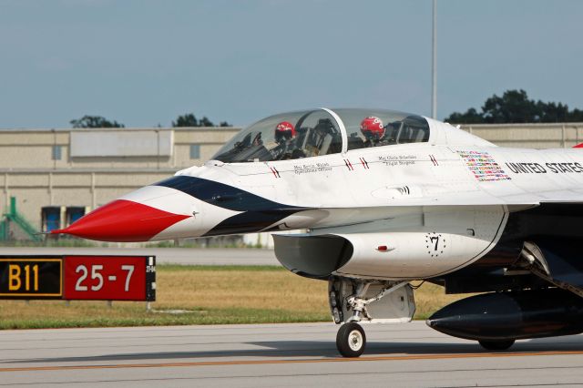 Lockheed F-16 Fighting Falcon (91-0466) - A close up of USAF Thunderbird #7 arriving just before the 2016 Toledo Air Show on 14 Jul 2016.