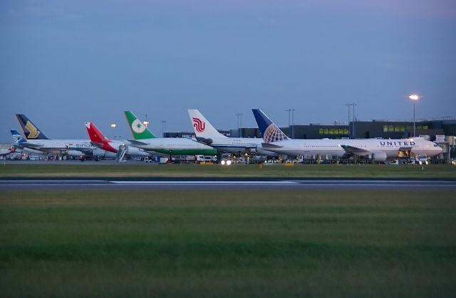 BOEING 767-300 (N643UA)