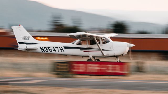 Cessna Skyhawk (N3547H) - Photo of N3547H taking off on 31R, taken by @planesthetics (instagram).