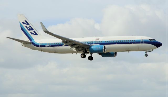 Boeing 737-800 (N277EA)