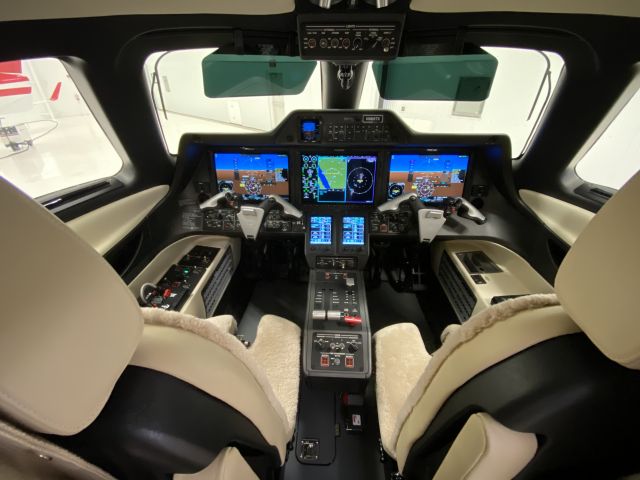 Embraer Phenom 300 (N989TX)