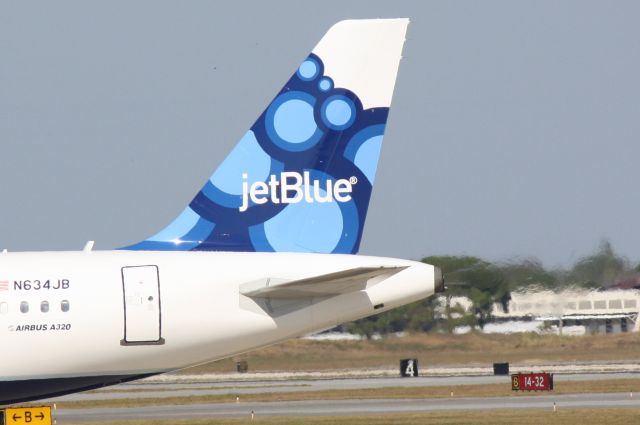 Airbus A320 (N634JB) - JetBlue Flight 346 "B*L*U*E" (N634JB) prepares for flight at Sarasota-Bradenton International Airport