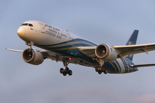 Boeing 787-9 Dreamliner (A4O-SG) - 20th March, 2022: Early evening flight from Muscat on short finals to runway 27L at London Heathrow. 