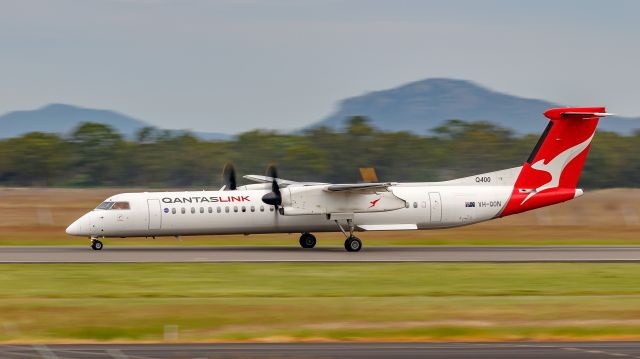 de Havilland Dash 8-400 (VH-QON)