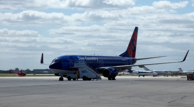 Boeing 737-800 (N815SY) - Awaiting passengers is this 2002 Sun Country Airlines Boeing 737-8BK from the Summer of 2020.