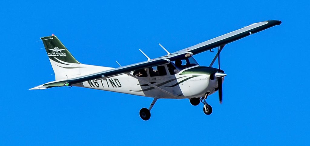 Cessna Skyhawk (N677ND) - N677ND Cessna 172S Skyhawk SP s/n 172S11617 - North Las Vegas Airport  KVGTbr /Photo: TDelCorobr /February 5, 2025