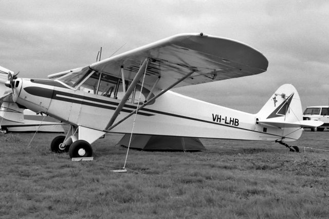 VH-LHB — - PIPER PA-18-150 SUPER CUB - REG VH-LHB (CN 18-7076) - HORSHAM AIRPORT VIC. AUSTRALIA - YHSM 28/9/1991