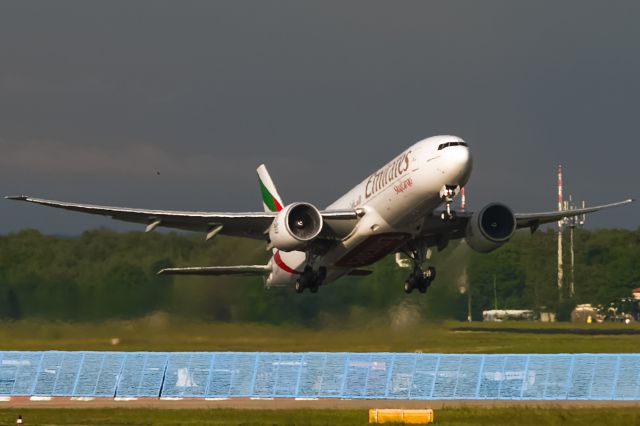 Boeing 777-200 (A6-EFE)