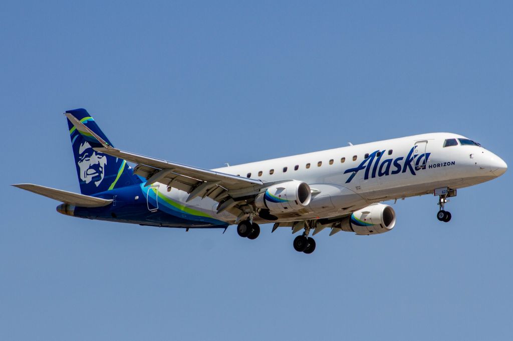 Embraer 175 (N623QX)