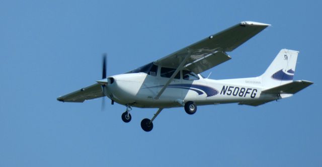 Cessna Skyhawk (N508FG) - On short final is this 2022 Cessna 172S Skyhawk SP in the Summer of 2023.