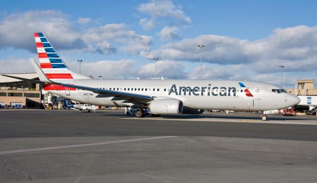 Boeing 737-800 (N957NN) - New look livery for American Airlines @ KBOS Logan Airport . Delivered to AA on Sept. 09th 2014