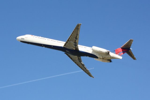 McDonnell Douglas MD-88 (N913DE) - Delta Flight 1301 (N913DE) departs Sarasota-Bradenton International Airport enroute to Hartsfield-Jackson Atlanta International Airport