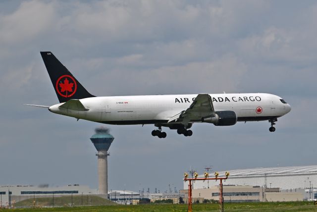 BOEING 767-300 (C-GDUZ)