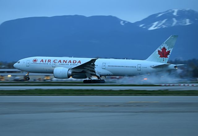 Boeing 777-200 (C-FIUF)