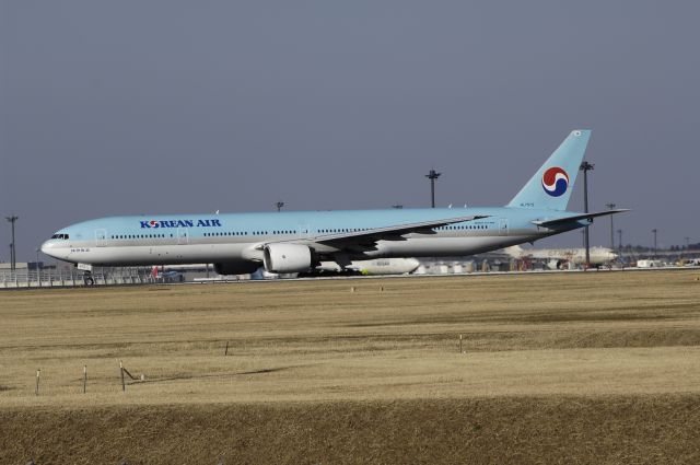 BOEING 777-300 (HL7573) - Departure at NRT Airport Runway 34L on 2011/12/31