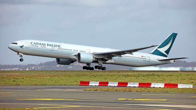 BOEING 777-300 (B-KPV) - Take-off North runway.