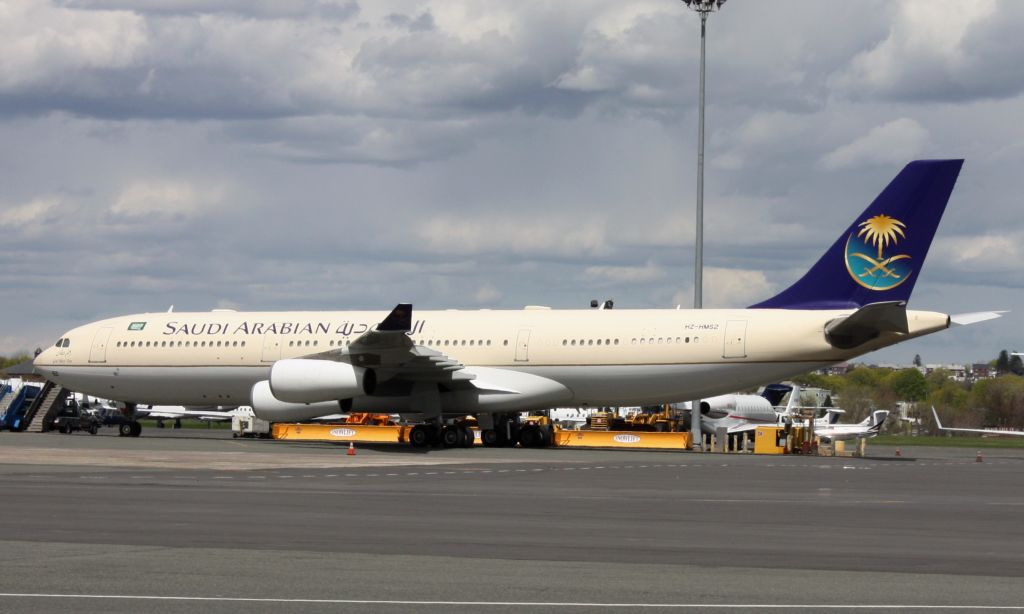 Airbus A340-200 (HZ-HMS2)