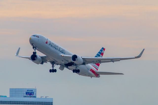 BOEING 767-300 (N378AN)