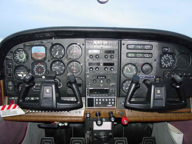 Cessna Skylane (N9996H) - Cockpit closeup