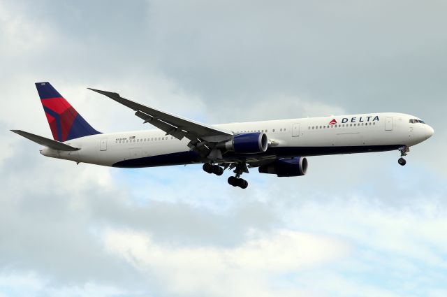 BOEING 767-400 (N838MH) - DL 51 arriving from London-Heathrow