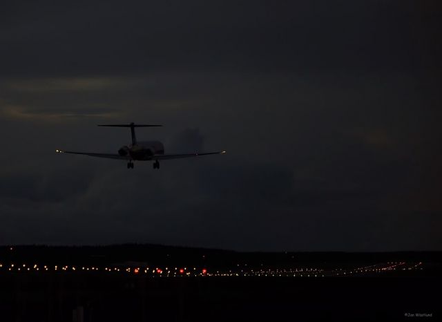 McDonnell Douglas MD-83 —