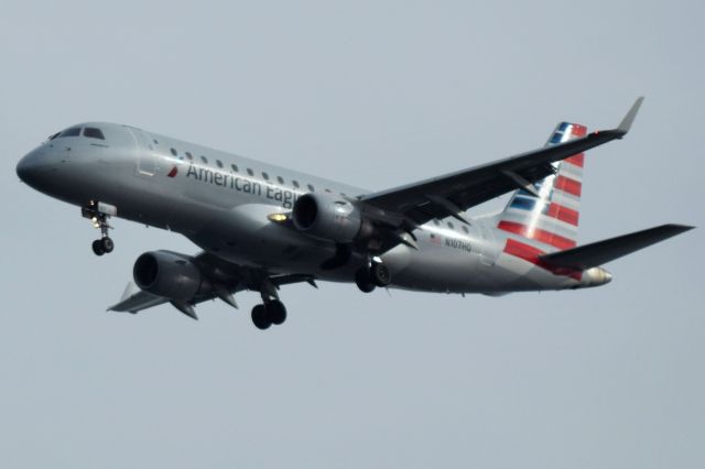 Embraer 175 (N107HQ)