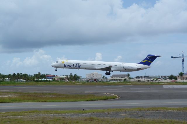 McDonnell Douglas MD-83 (PJ-MDA) - landing at SXM runway 10