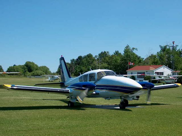 Piper Aztec (C-FMCR)