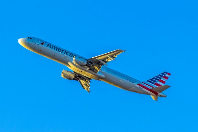 Airbus A321 (N192UW) - American Airlines A321 taking off from PHX on 10/11/22. Taken with a Canon 850D and Tamron 150-600mm G2 lens.