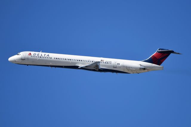 McDonnell Douglas MD-88 (N902DE) - 28-R 04-15-19