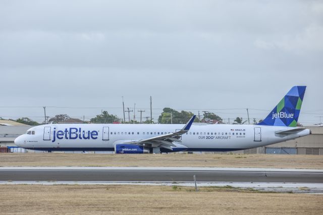 Airbus A321 (N942JB)