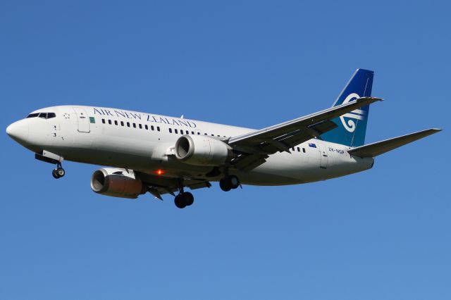 BOEING 737-300 (ZK-NGP)