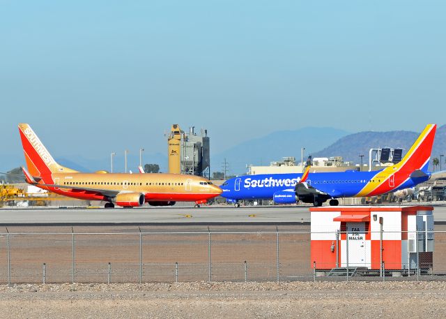 Boeing 737-700 (N711HK)