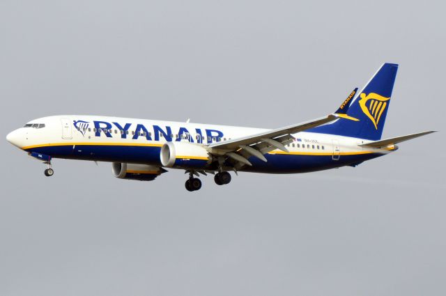 Boeing 737-800 (9H-VUL) - Malta Air. RWY22L