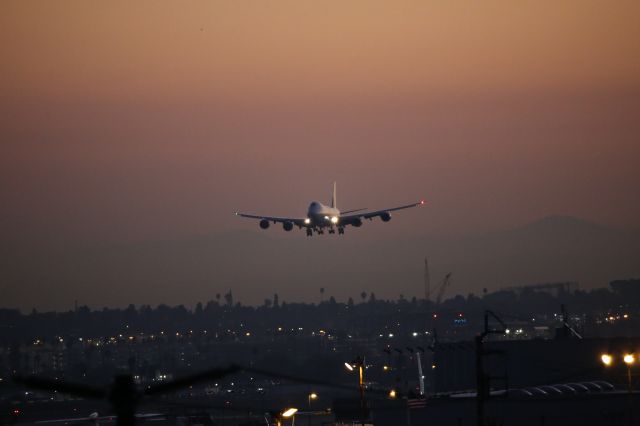 BOEING 747-8 (B-LJN)