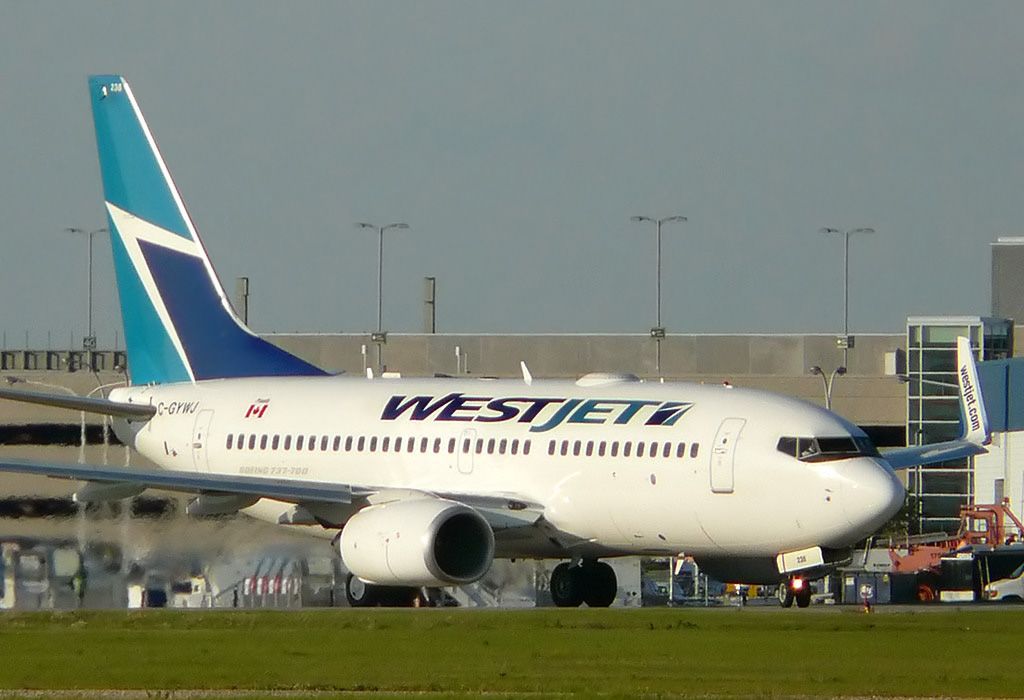 Boeing 737-700 (C-GYWJ)