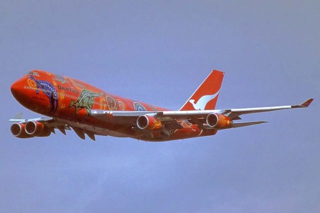 Boeing 747-400 (VH-OJB) - Qantas 747-438 VH-OJB Wunala Dreaming flies past the Farnborough Airshow on September 11, 1994. It was delivered to Qantas in Septemer 1989.