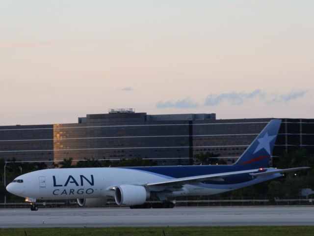 BOEING 777-200LR (N776LA)