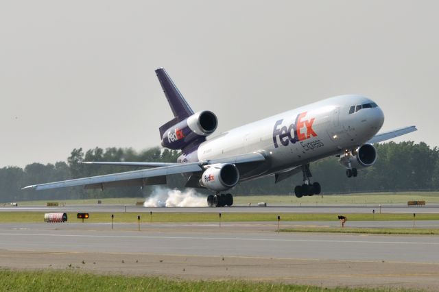 McDonnell Douglas DC-10 (N368FE) - Landing on RWY 12R in 40 knot crosswinds.