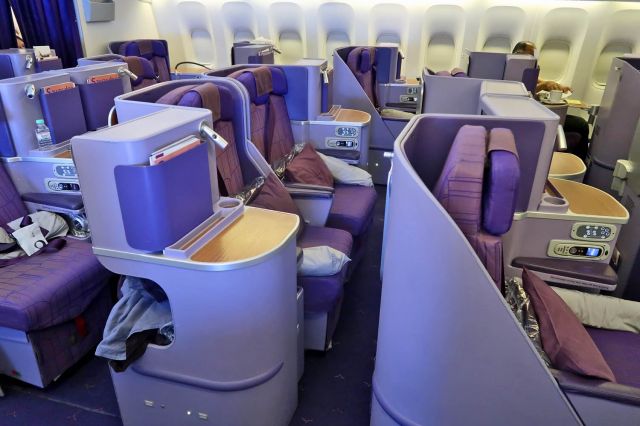 BOEING 777-300 (HS-TKL) - Business Class cabin