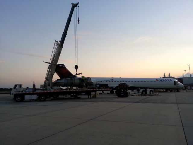 McDonnell Douglas MD-88 (N909DE) - Delta MD-88 engine change on the ramp here at Tallahassee a few years ago. Pretty interesting to watch...