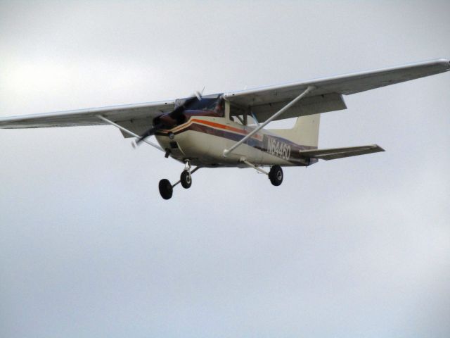Cessna Skyhawk (N64460) - Landing RWY 24