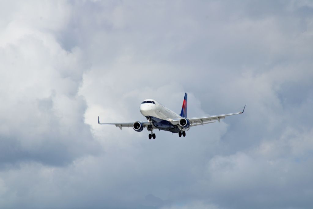 Embraer 175 (N217JQ) - Delta Connection E175 operated by Republic Airways landing on Runway 27