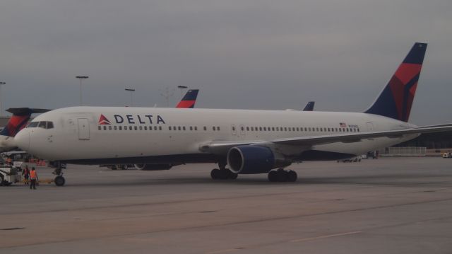 BOEING 767-300 (N126DL)