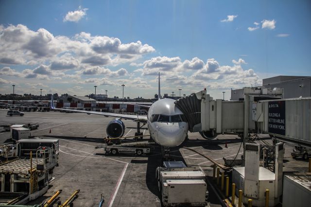 Boeing 757-200 (N667DN)