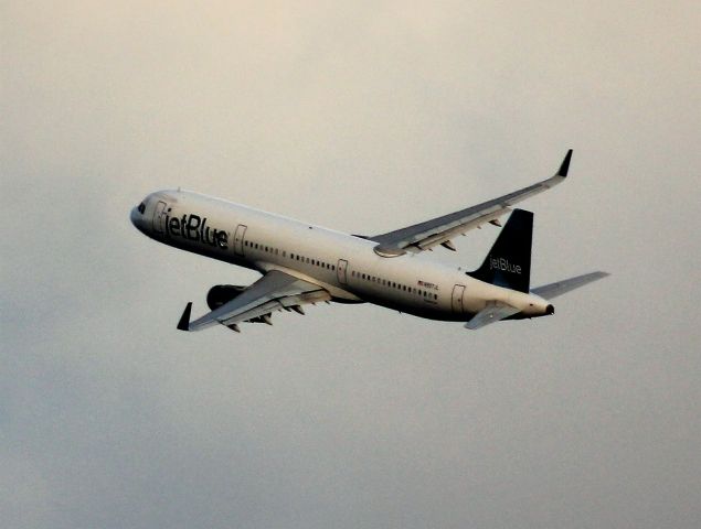 Airbus A321 (N997JL)