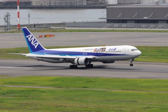 BOEING 767-300 (JA8290) - Special marking ANA B763 to cheer Japan at the 2012 London Olympics