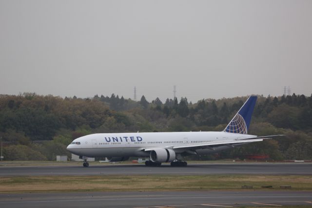 Boeing 777-200 (N784UA)